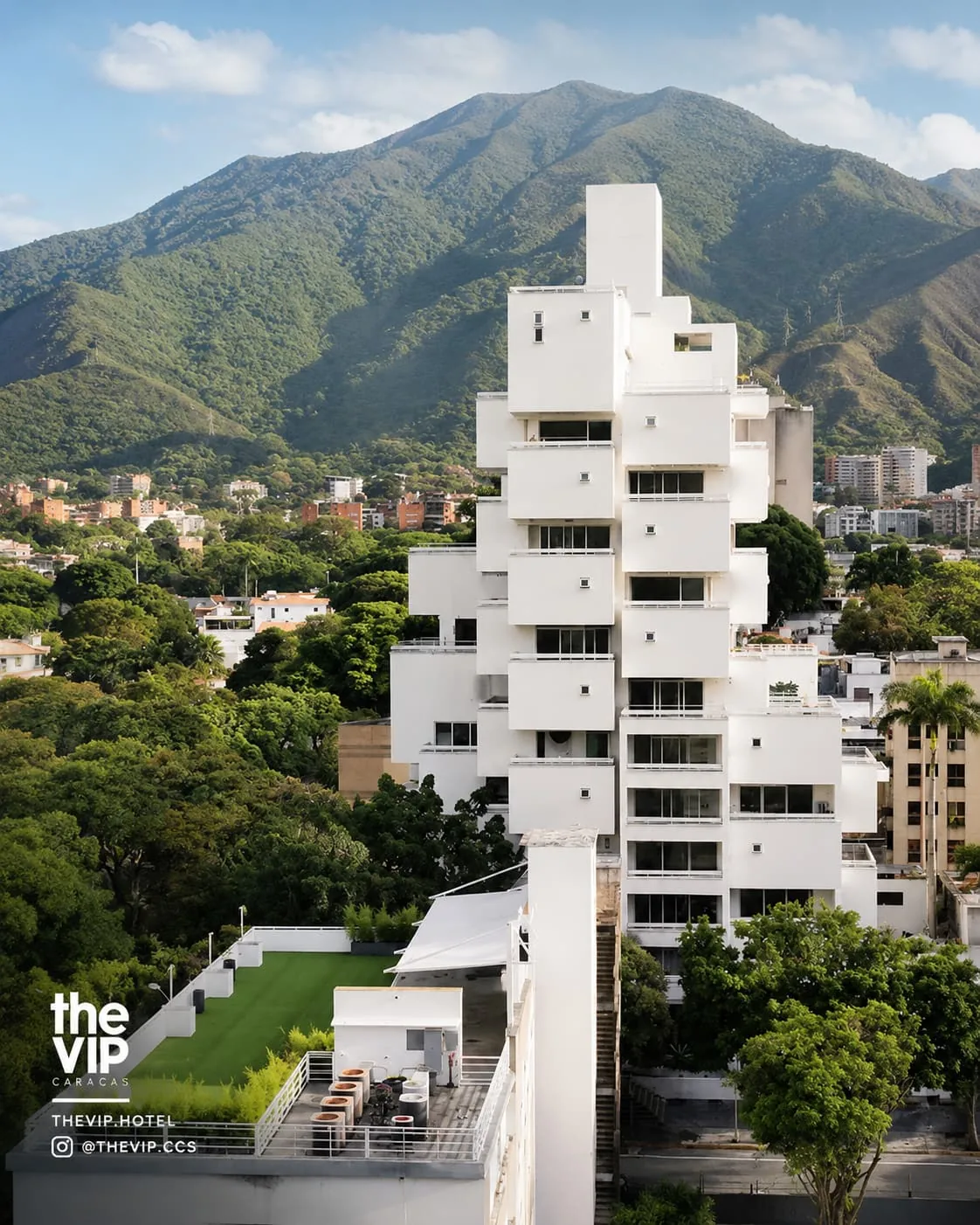 Edificio de TAMANACO CARACAS y cerro El Ávila — Las Mercedes